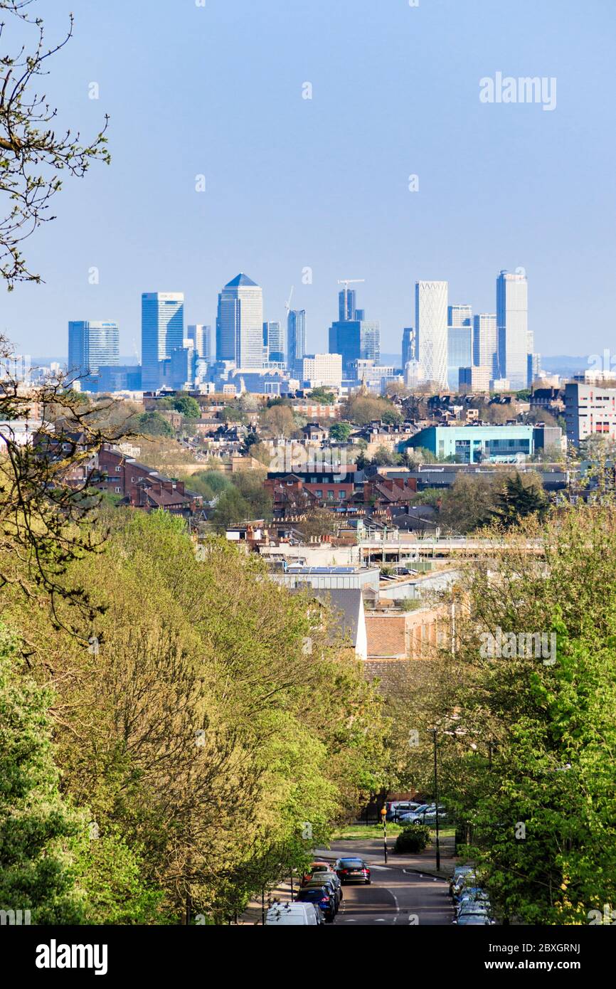 Blick über die Stadt, die seit der Sperrung der Coronavirus-Pandemie und der Verringerung der Emissionen des motorisierten Verkehrs eine Verbesserung der Luftqualität zeigt, London, Großbritannien Stockfoto