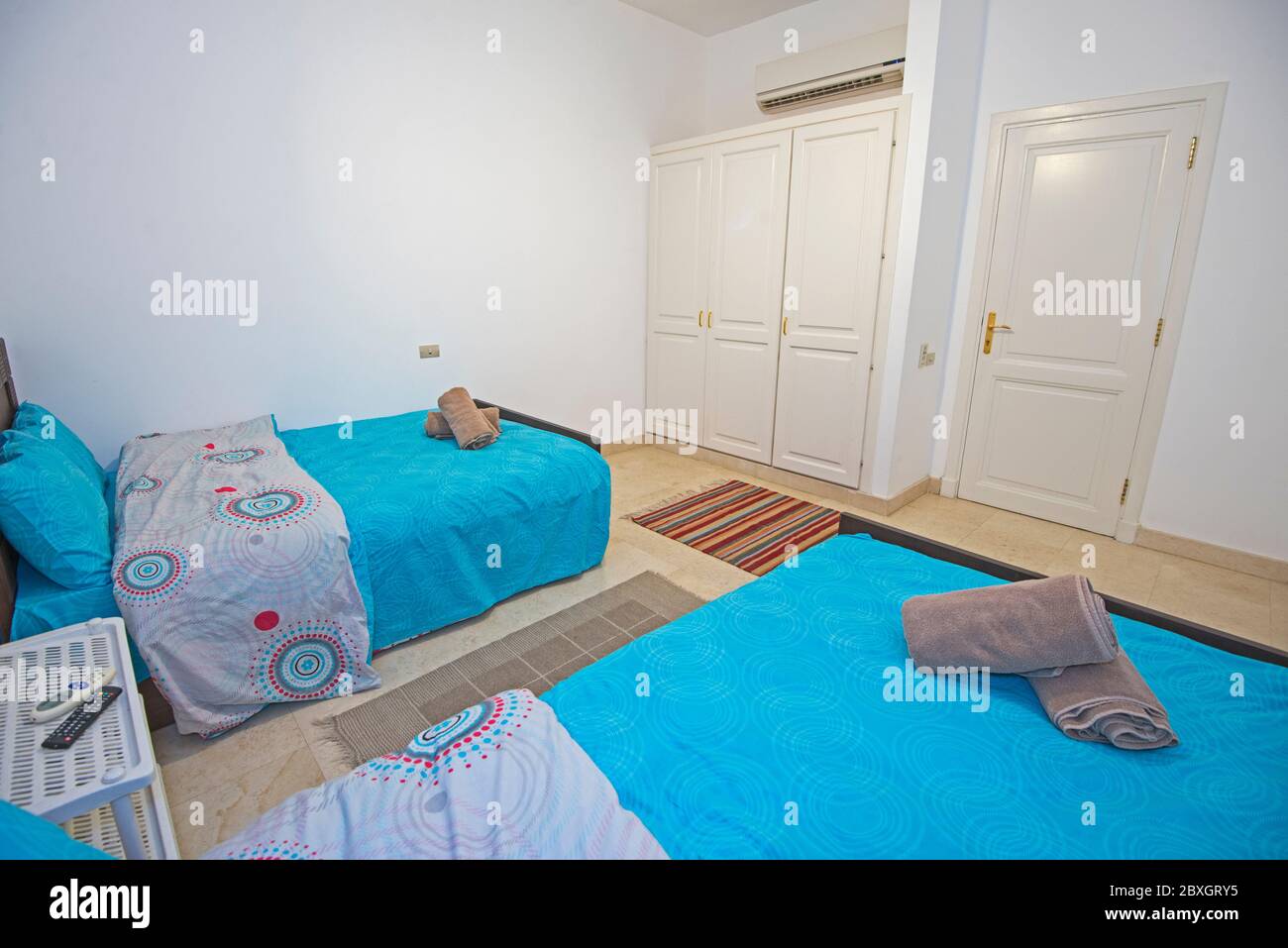 Interior Design Dekor Einrichtung von Luxus zeigen Haus Zweibettzimmer mit Möbeln und Kleiderschrank Stockfoto