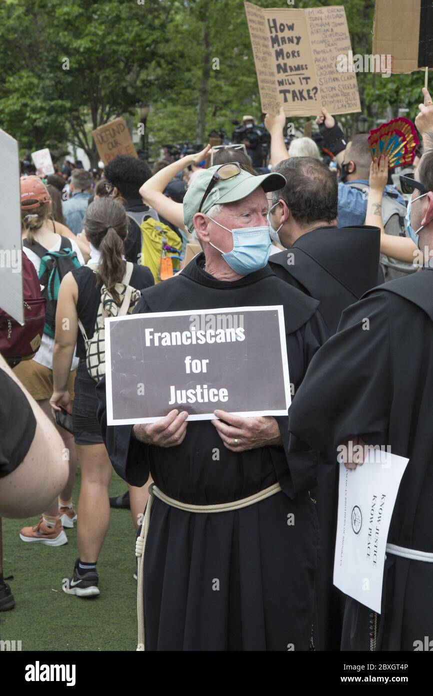 Memorial Versammlung und Demonstration zu Ehren George Floyd am Cadman Plaza in Brooklyn, der von Minneapolis Polizei ermordet wurde. Stockfoto