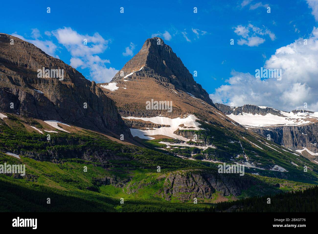 Schöner Big Mountain entlang des Weges zum Iceberg Lake Trailhead in Glacier National Parl, Montana Stockfoto