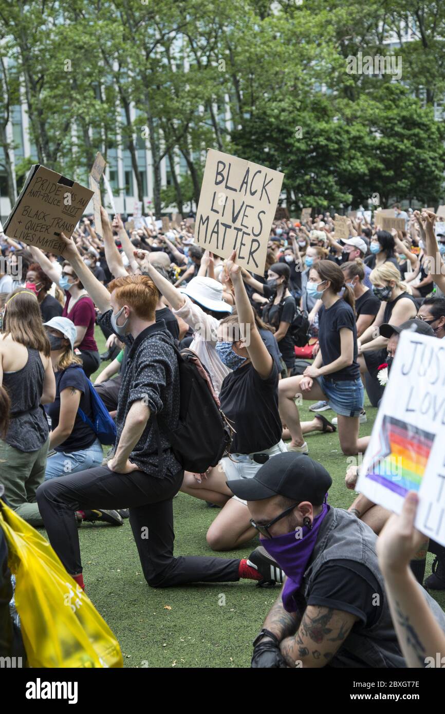 Memorial Versammlung und Demonstration zu Ehren George Floyd am Cadman Plaza in Brooklyn, der von Minneapolis Polizei ermordet wurde. Stockfoto