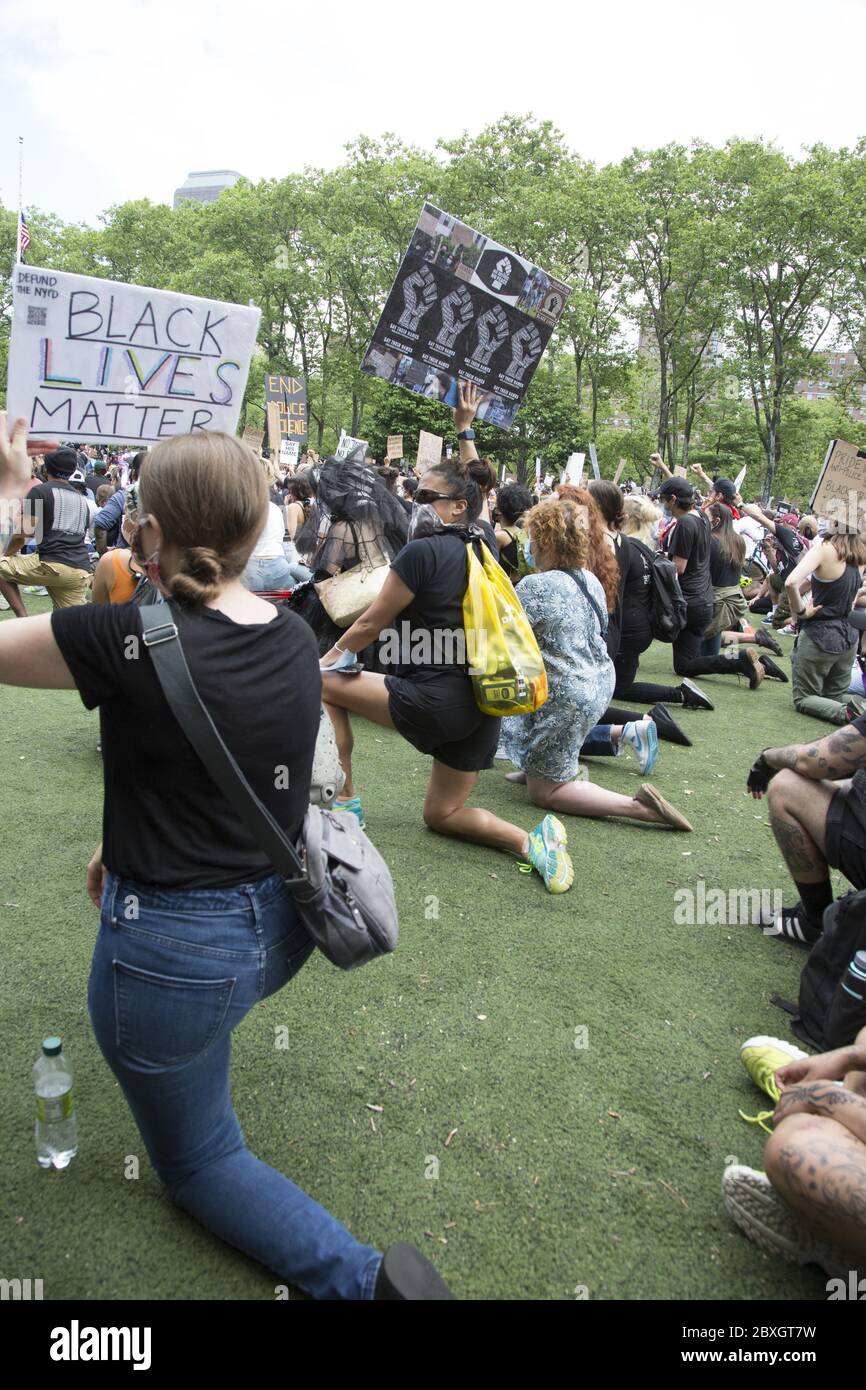 Memorial Versammlung und Demonstration zu Ehren George Floyd am Cadman Plaza in Brooklyn, der von Minneapolis Polizei ermordet wurde. Stockfoto