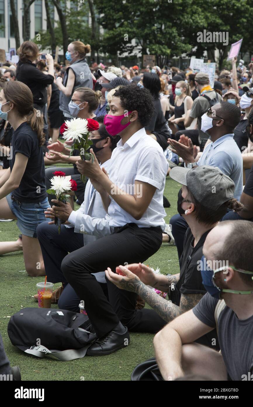 Memorial Versammlung und Demonstration zu Ehren George Floyd am Cadman Plaza in Brooklyn, der von Minneapolis Polizei ermordet wurde. Demonstranten knien zu Ehren von Floyd. Stockfoto