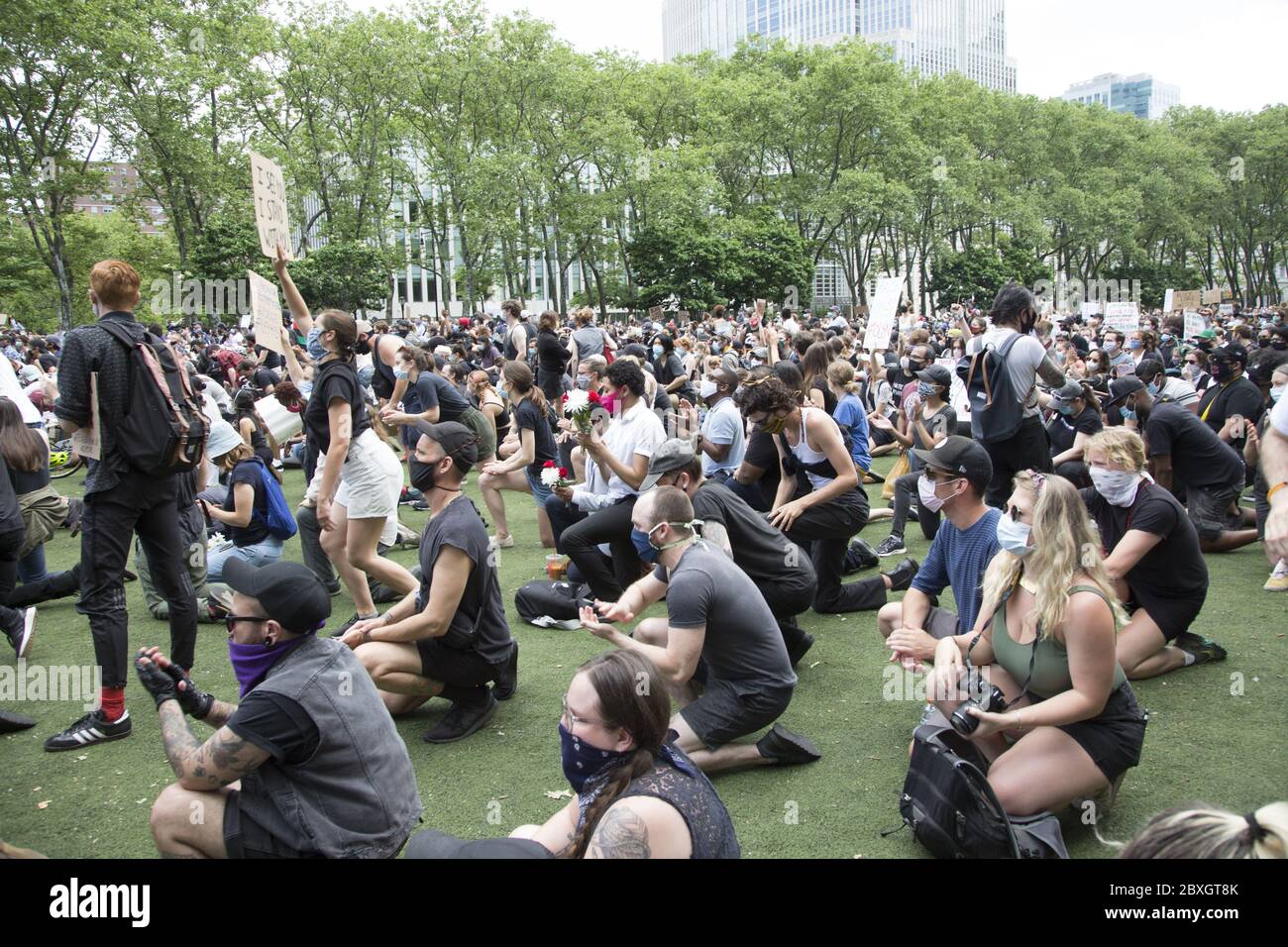 Memorial Versammlung und Demonstration zu Ehren George Floyd am Cadman Plaza in Brooklyn, der von Minneapolis Polizei ermordet wurde. Demonstranten knien zu Ehren von Floyd. Stockfoto