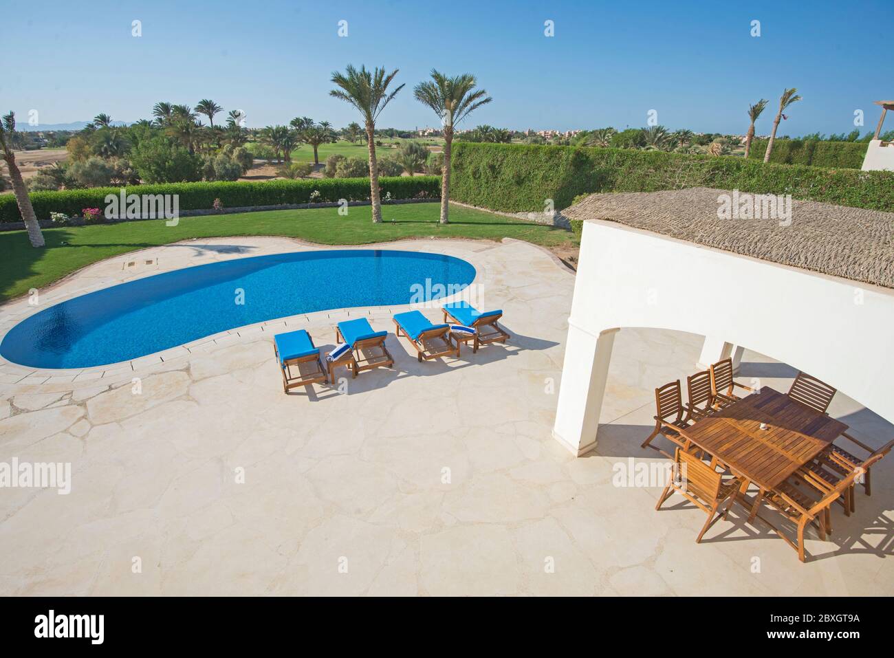 Luxus-Villa zeigen Haus in tropischen Sommer-Urlaubsort mit Luftaufnahme von Schwimmbad und Garten Stockfoto