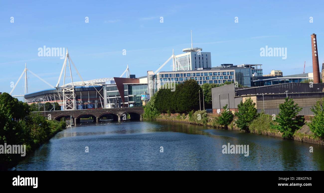 The River Taff, Cardiff, zeigt das Fürstentum Stadium (Millennium Stadium), die Cardiff Brücke und S A Brain Brewery, South Wales, Großbritannien. Stockfoto