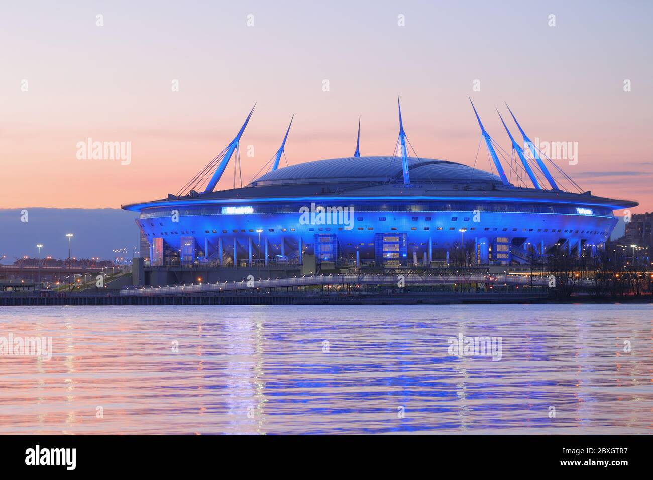St. Petersburg, Russland - 12. April 2019: Nachtansicht des Stadions Gazprom Arena auf Krestowski Insel. Dieses Stadion beherbergt 6 Spiele der Fußball-Weltmeisterschaft 2018, und ist bereit, 4 Spiele der UEFA Euro 2020 zu hosten Stockfoto