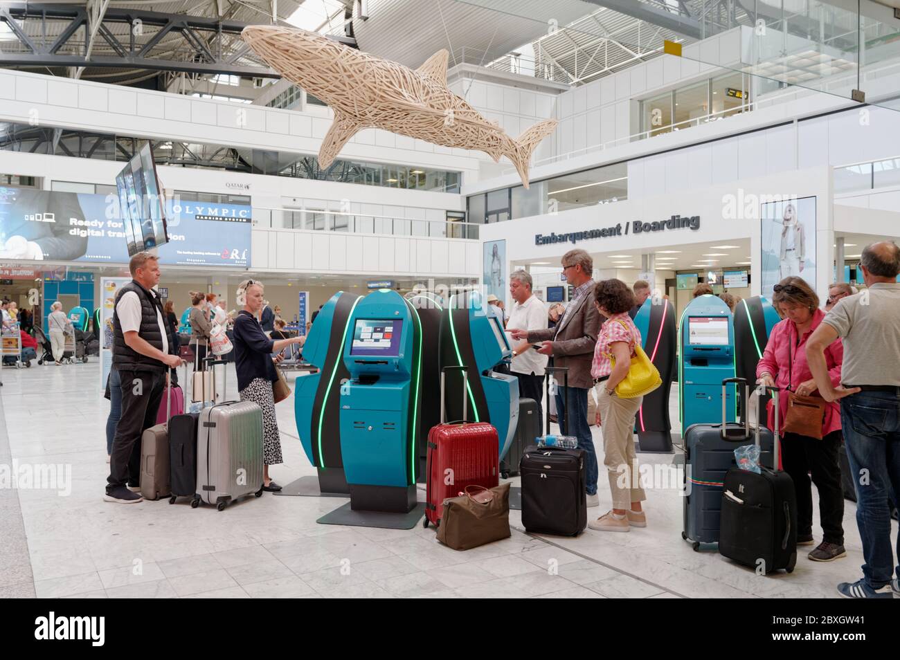 Nizza, Frankreich - 28. September 2019: Passagiere an den Check-in-Terminals am Flughafen Nizza. Es ist der drittgrößte Flughafen in Frankreich Stockfoto