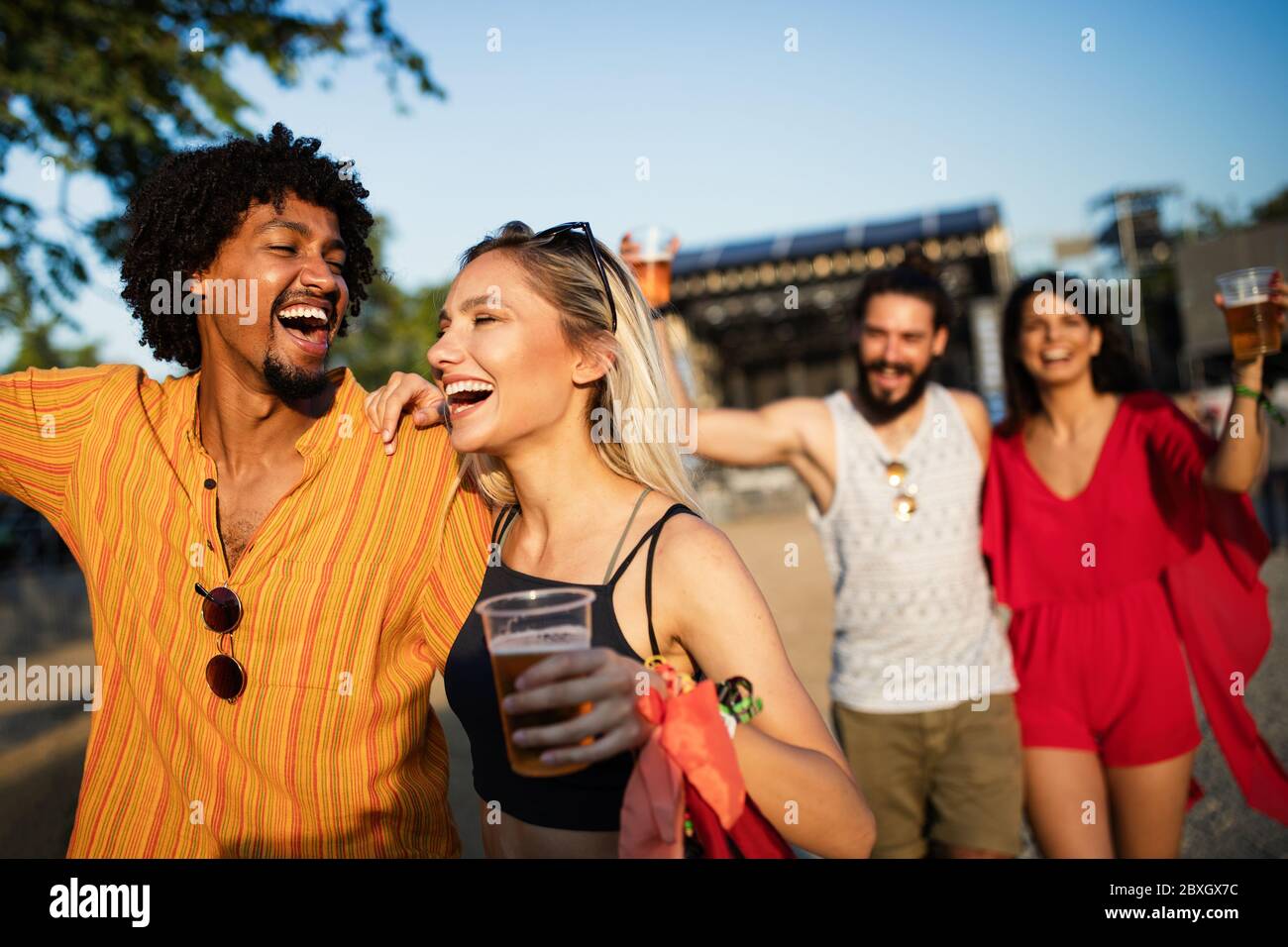 Eine Gruppe von Freunden, die Spaß haben, unterwegs sind und zusammen im Freien lächeln Stockfoto