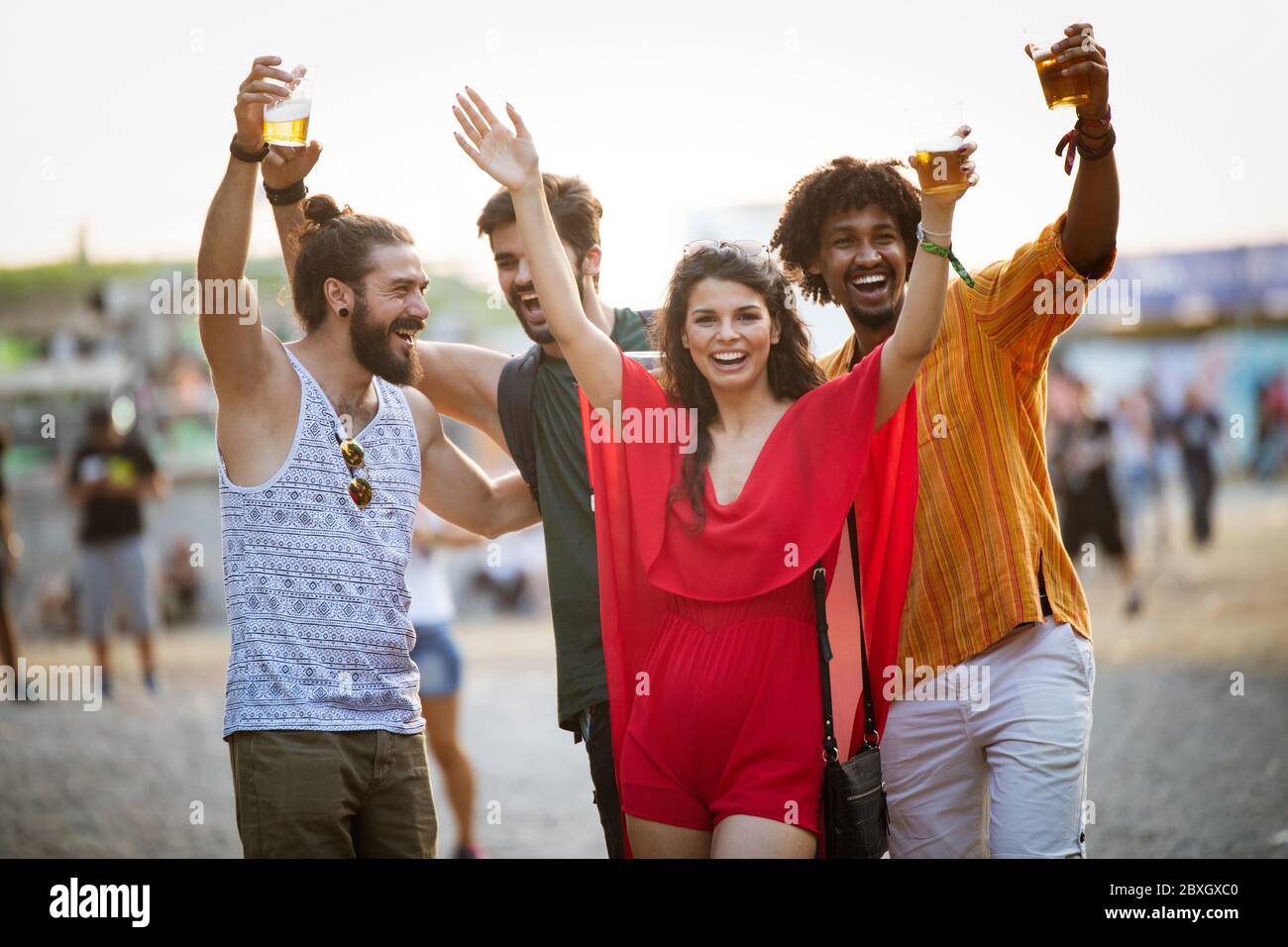 Fröhliche junge Gruppe von Freunden, die im Sommer Festivals besuchen Stockfoto