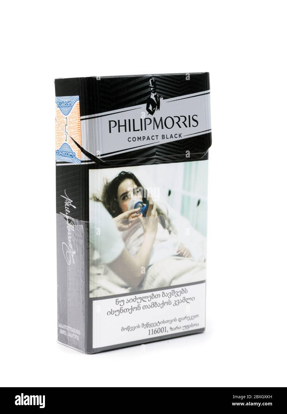 TIFLIS, GEORGIEN - 18. April 2020: Philip Morris kompakte schwarze Zigarettenschachtel Nahaufnahme Stockfoto