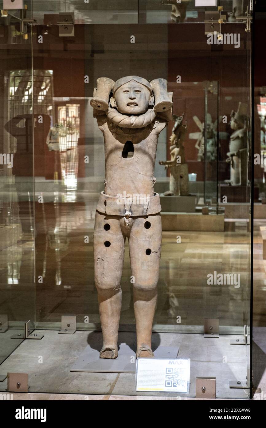 Remojadas Skulpturen im Museum für Anthropologie im historischen Zentrum von Xalapa, Veracruz, Mexiko. Die Remojadas Zivilisation waren eine indigene mesoamerikanische Zivilisation, die ungefähr von 100 v. Chr. bis 800 n. Chr. datiert wurde. Stockfoto