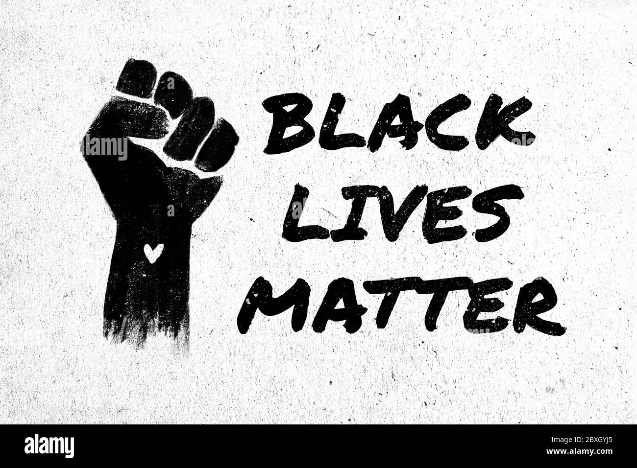 Stock Illustration einer erhöhten schwarzen Faust und der Satz Black Lives Matter in Graffiti-Stil auf einem weißen texturierten Hintergrund aus Protest gegen den Tod o Stockfoto