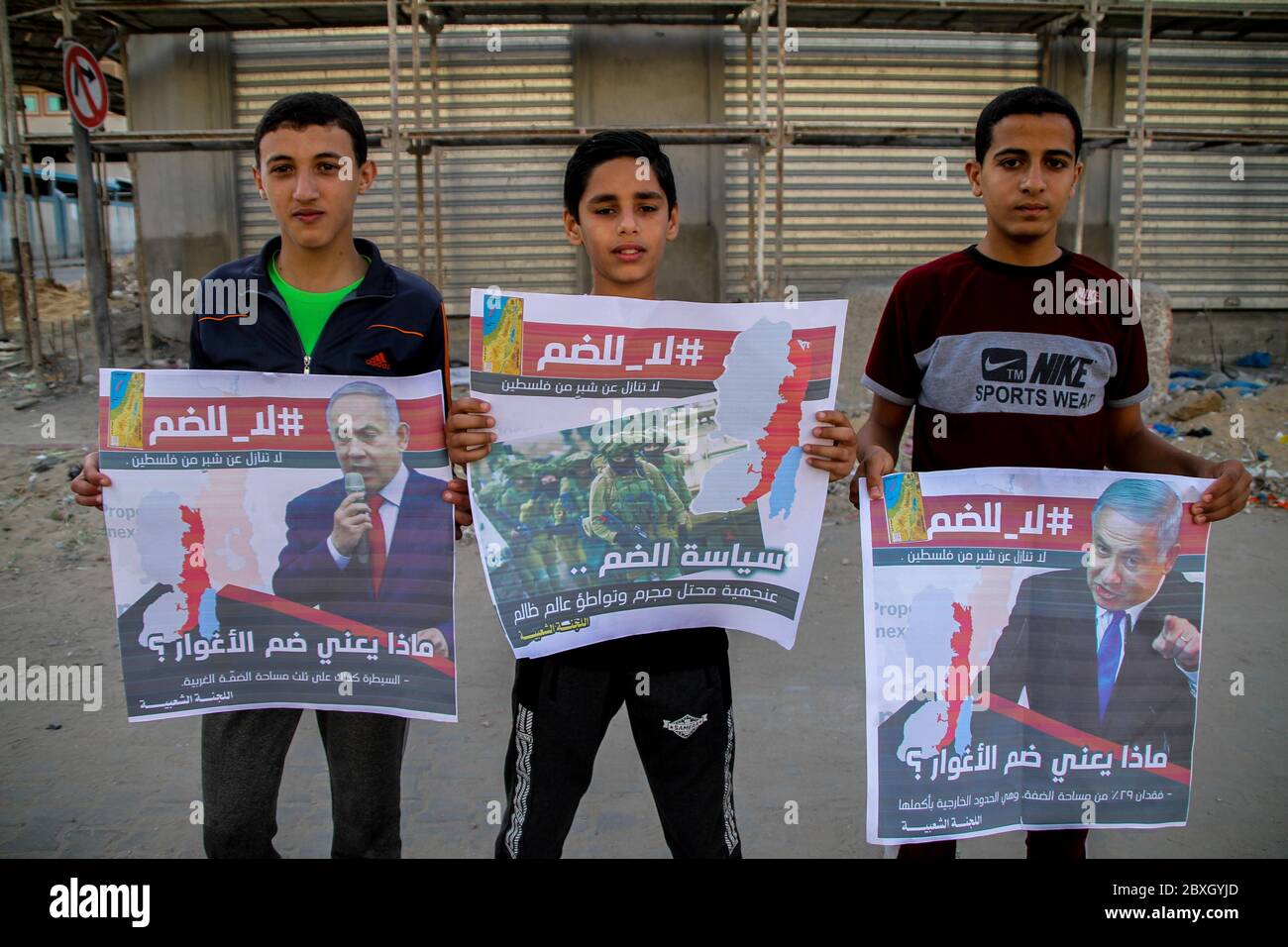 5. Juni 2020: Gaza, Palästina. 05 Juni 2020. Palästinenser im Flüchtlingslager Jabalia im nördlichen Gazastreifen protestieren zum 53. Jahrestag des Naksa-Tages und gegen den israelischen Plan, das Jordantal zu annektieren. Naksa oder "Rückschlag" bezieht sich auf die Übernahme der Kontrolle durch Israel über das Westjordanland, den Gazastreifen und Ostjerusalem während des Sechstagekrieges 1967. Während der Proteste hielten die Teilnehmer Banner, um an das tragische Ereignis zu erinnern, um die israelische Besatzung zu fordern und zu beenden, ihre Rechte zu wahren und sich gegen den Deal des Jahrhunderts und die Annexion durch Israel zu wehren Stockfoto