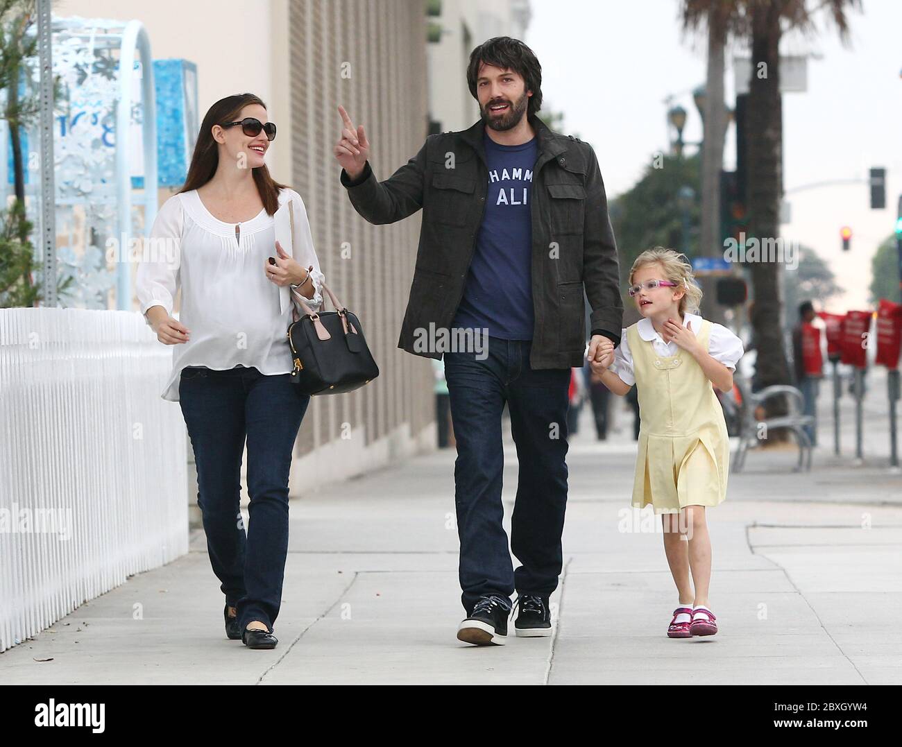 Ben Affleck, Jennifer Garner mit ihrer Tochter Violet Affleck besuchen das Postamt, Santa Monica, Kalifornien. 2011 Stockfoto
