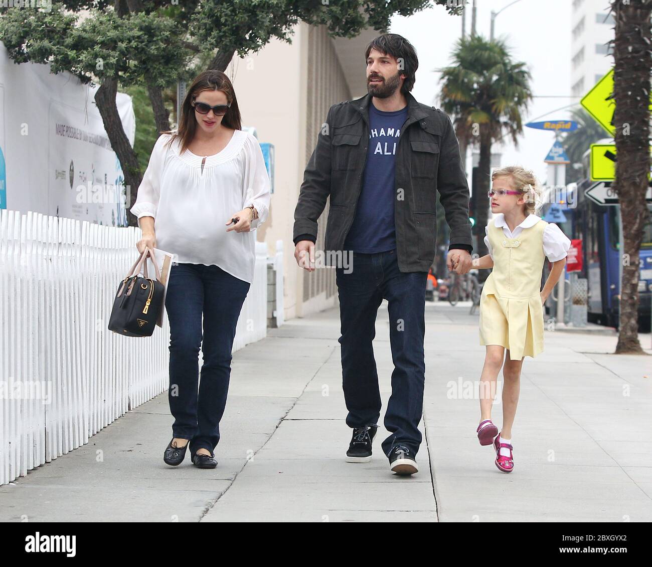 Ben Affleck, Jennifer Garner mit ihrer Tochter Violet Affleck besuchen das Postamt, Santa Monica, Kalifornien. 2011 Stockfoto