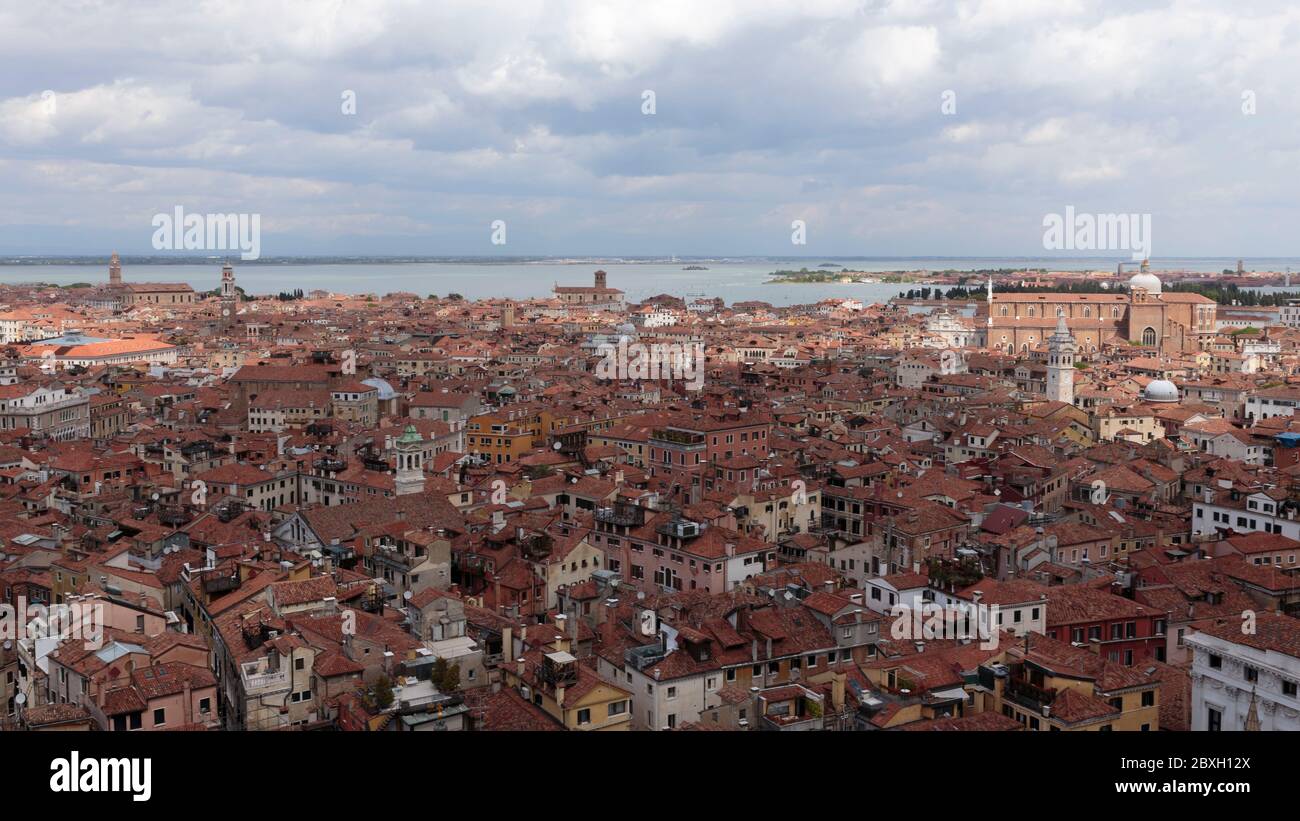 Erhöhte Ansicht von Venedig und Basilica dei Santi Giovanni e Paolo vom Campanile di San Marco, Venedig, Italien Stockfoto