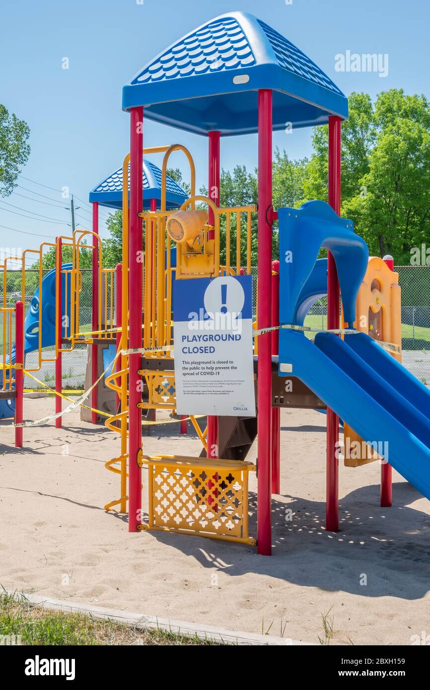 Leerer Spielplatz wegen Sicherheitsbedenken wegen COVID-19 in Orillia, Ontario, Kanada, geschlossen. Stockfoto