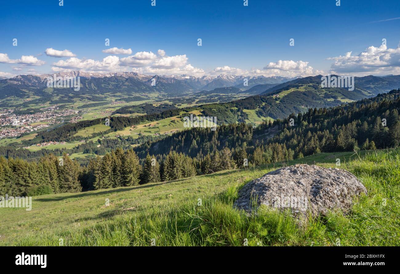 Spektakulärer Panoramablick über die Iller-Tal zu den Allgauer Hochalpen zwischen Sonthofen und Oberstdorf, Allgauer Alpen, Bayern, Deutschland, Landschaft Stockfoto