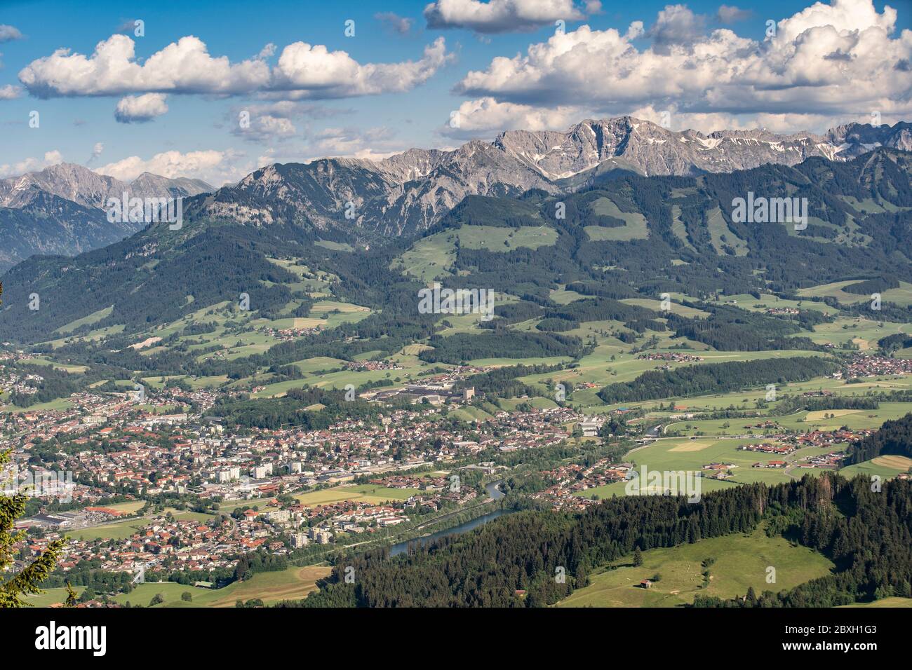 Spektakulärer Panoramablick über die Iller-Tal zu den Allgauer Hochalpen zwischen Sonthofen und Oberstdorf, Allgauer Alpen, Bayern, Deutschland, Landschaft Stockfoto