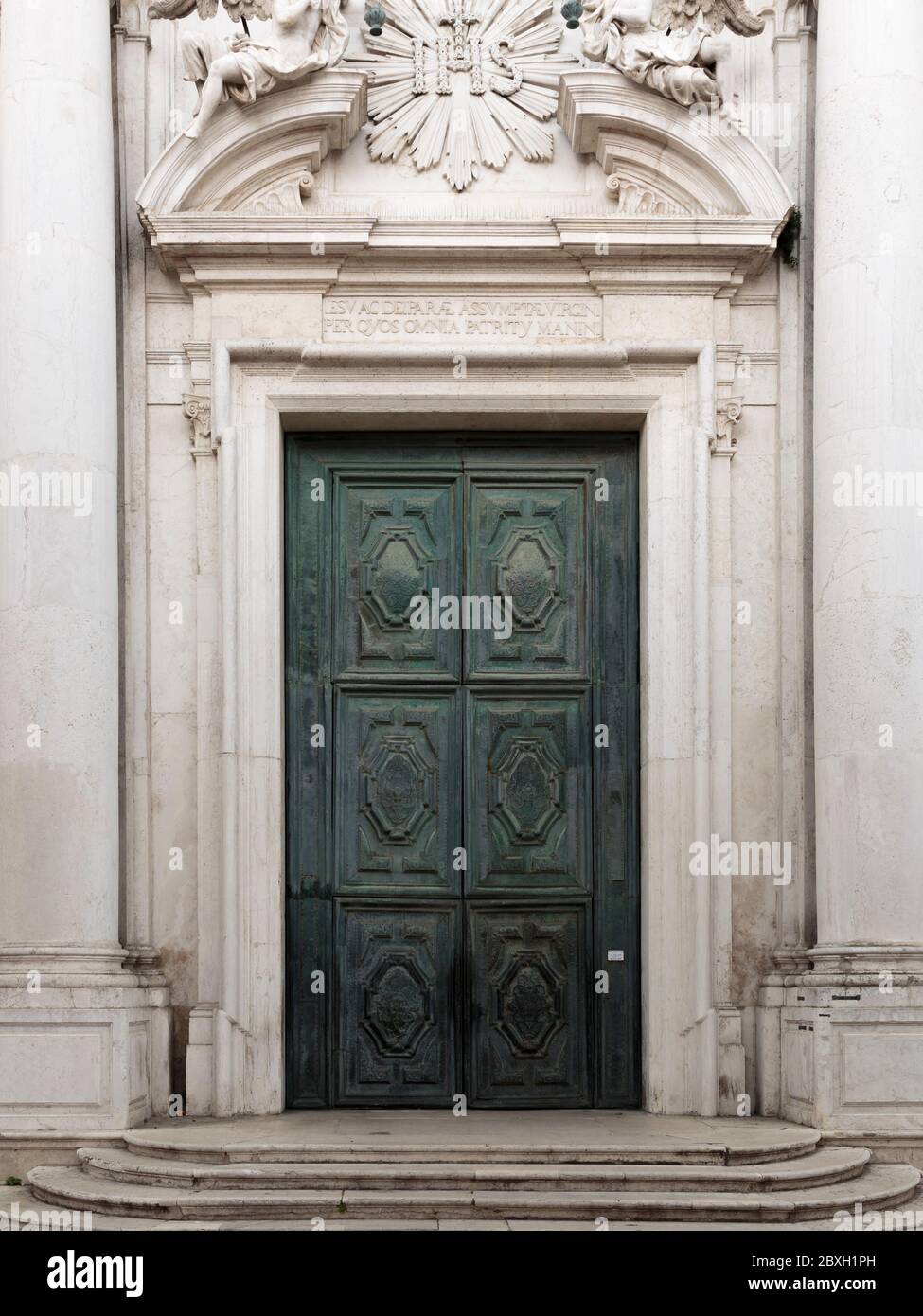 Tür der Kirche Santa Maria Assunta - die Jesuiten, Venedig, Italien Stockfoto