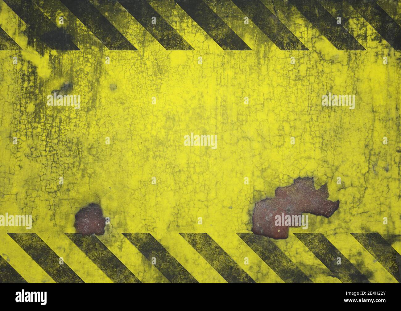 Ein verzweifeltes, korrodiertes und rostig schwarzes und gelbes Metalleffekt Warnschild mit leerem Kopierraum in der Mitte für Design Stockfoto