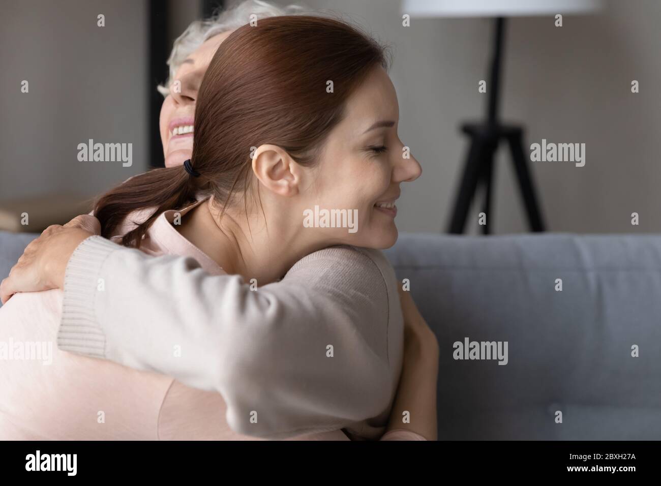 Liebevolle Erwachsene Tochter Umarmung ältere Mutter zeigt Dankbarkeit Stockfoto