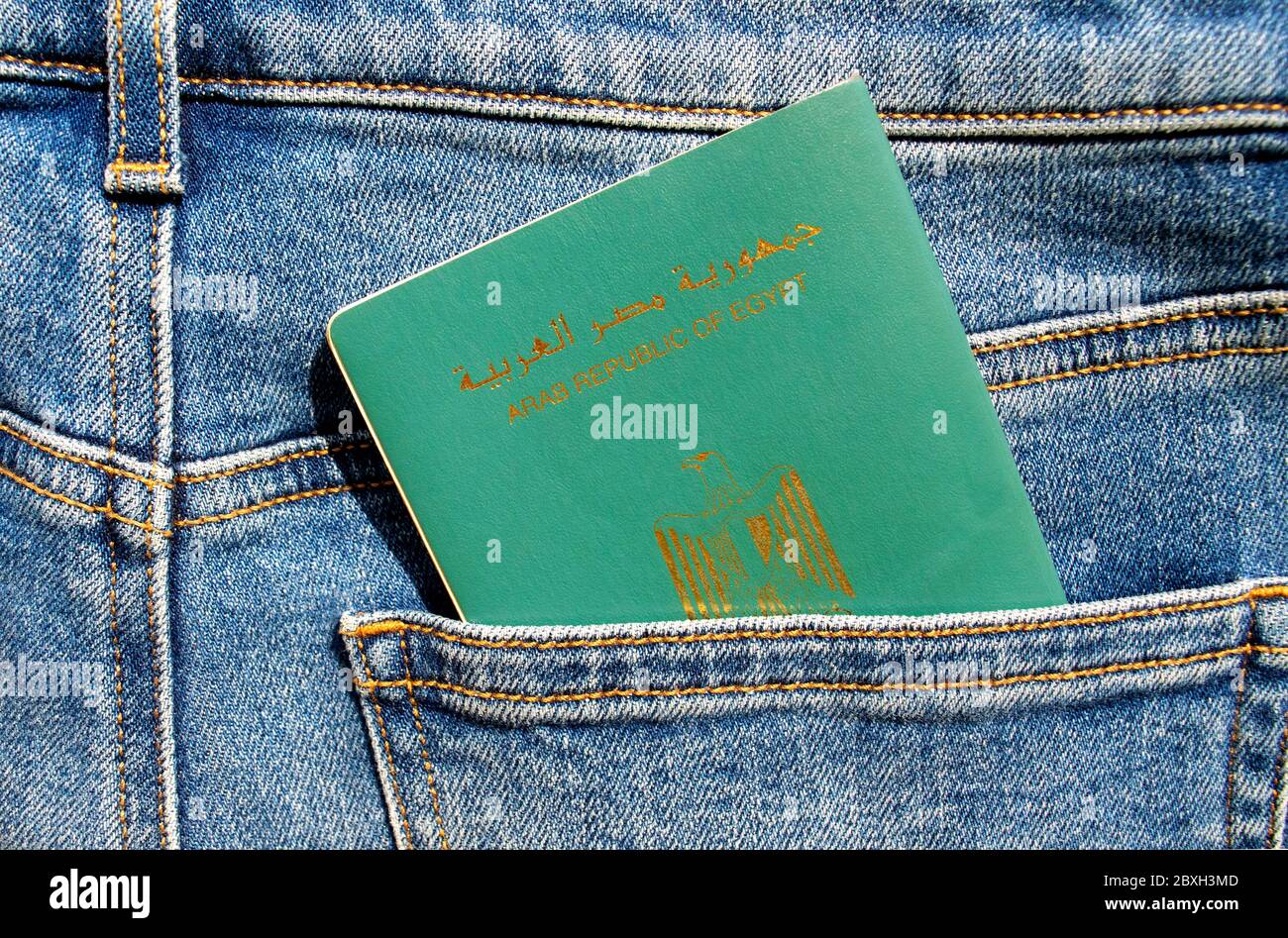 Arabische Republik Ägypten Pass Nahaufnahme in einer blauen Jeans Gesäßtasche. Ägyptischer Reisepass - Ausweis. Stockfoto