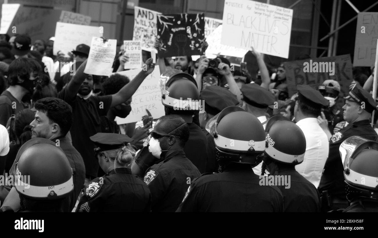 New York, New York, USA. Juni 2020. Kundgebungen und Märsche in Erinnerung an George Floyd und andere wie Breonna Taylor, die bei Konflikten mit der Polizei starb. Demonstrationen im ganzen Land, die als spontane Ausbrüche von Wut nach dem Tod von Floyd in Minneapolis vor zwei Wochen begann, haben sich zu einer amerikanischen Bewegung gegen systemischen Rassismus und die Exzesse der Strafverfolgung Taktik. Dieser Aktivismus ist eine Parallele zur Corona-Virus-Pandemie, die viele Klassen- und Rassenunheiten in Regierung und Wirtschaft illustriert hat. Quelle: John Marshall Mantel/ZUMA Wire/Alamy Live News Stockfoto