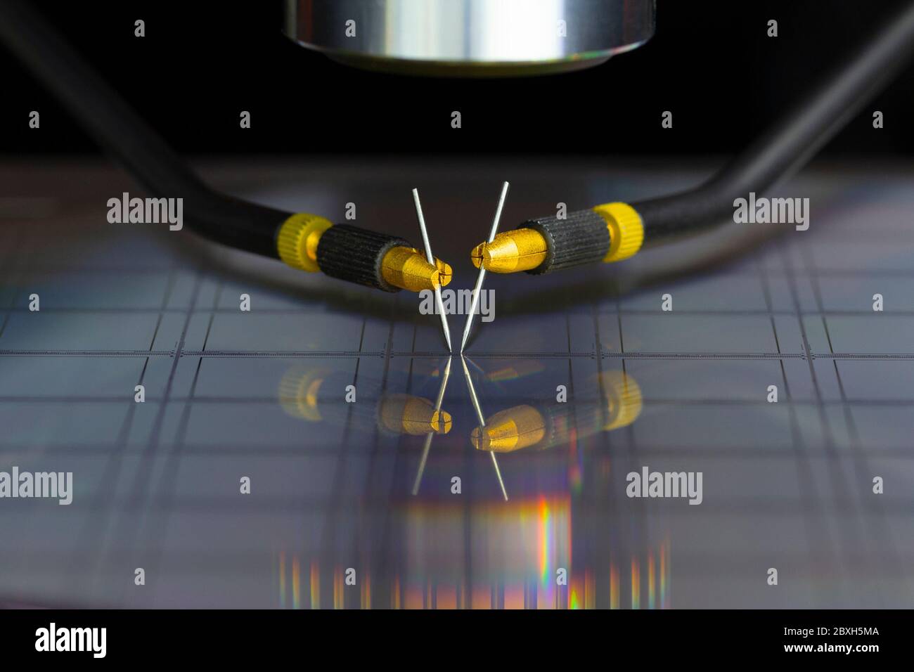 Manuelles Sondensystem mit Nadeln für die Prüfung von Halbleitern auf Siliziumwafern. Selektiver Fokus. Stockfoto