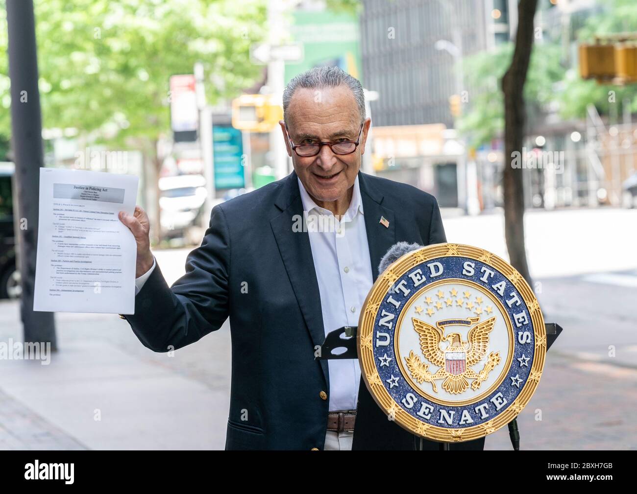 New York, NY - 7. Juni 2020: US-Senator Chuck Schumer hält eine Kopie des Gesetzes über Gerechtigkeit in Polizeiarbeit, das am 8. Juni 2020 in der 3rd Avenue im Senat eingeführt werden soll Stockfoto