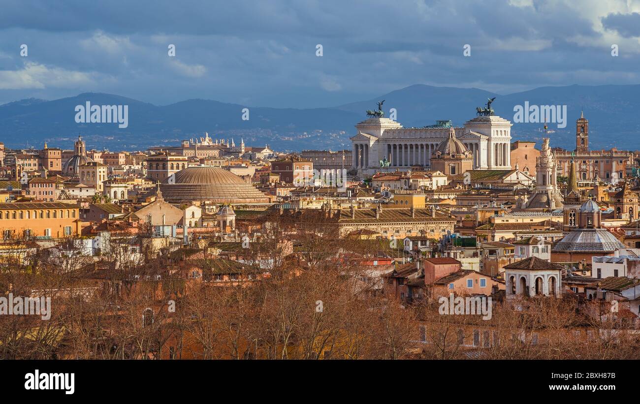 Winteransicht des historischen Zentrums von Rom wunderschöne und einzigartige Skyline mit goldenem Nachmittagslicht Stockfoto