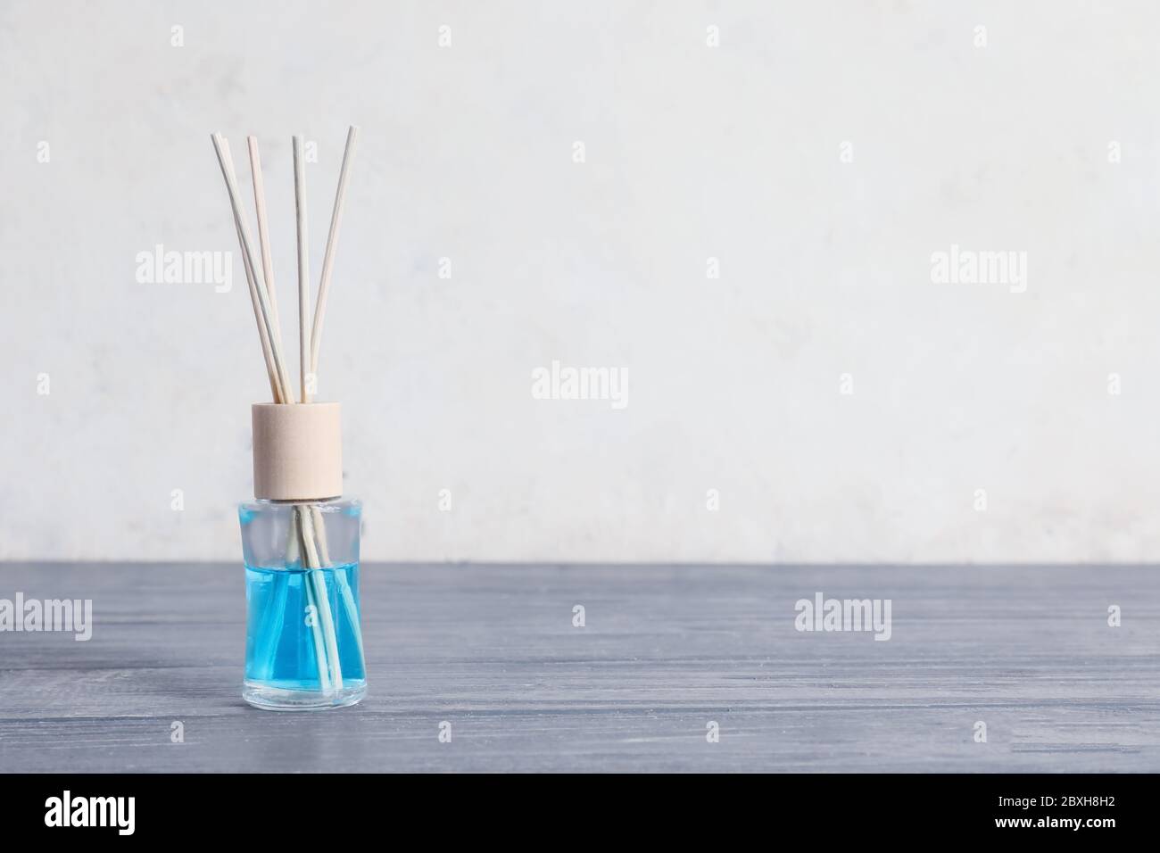 Reed Diffusor auf Holztisch Stockfoto