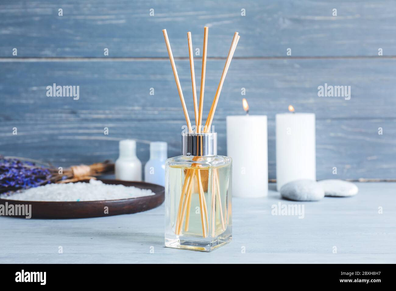 Reed Diffusor auf Holztisch Stockfoto