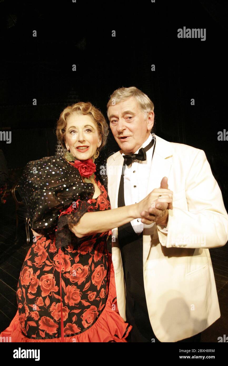 Maureen Lipman (Florence Foster Jenkins), Barrie Ingham (St. Clair) in GLORIOUS! Von Peter Quilter am Duchess Theatre, London WC2 03/11/2005 Design: Simon Higlett Beleuchtung: Jason Taylor Regie: Alan Strachan Stockfoto