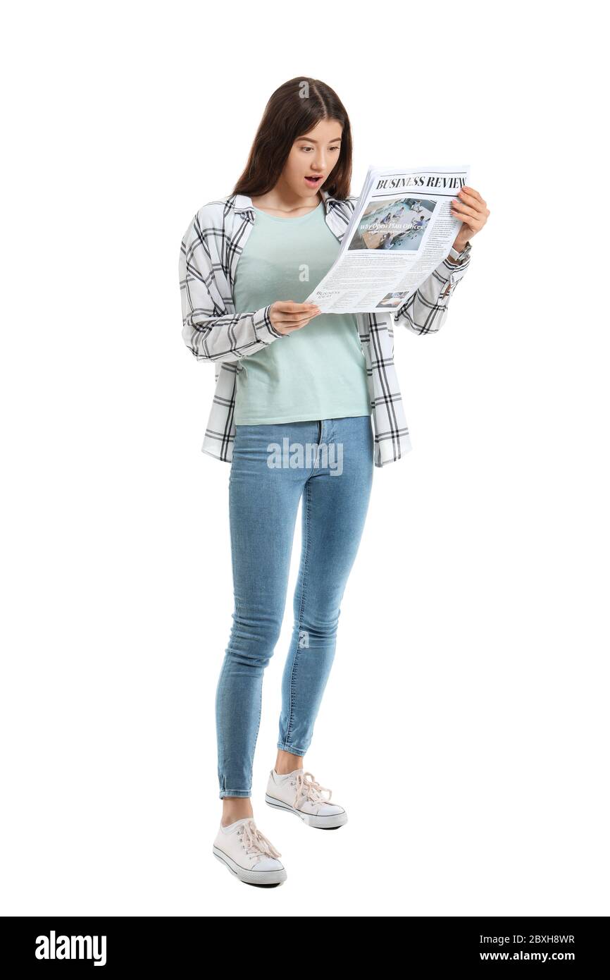 Überrascht junge Frau Zeitung auf weißem Hintergrund lesen Stockfoto