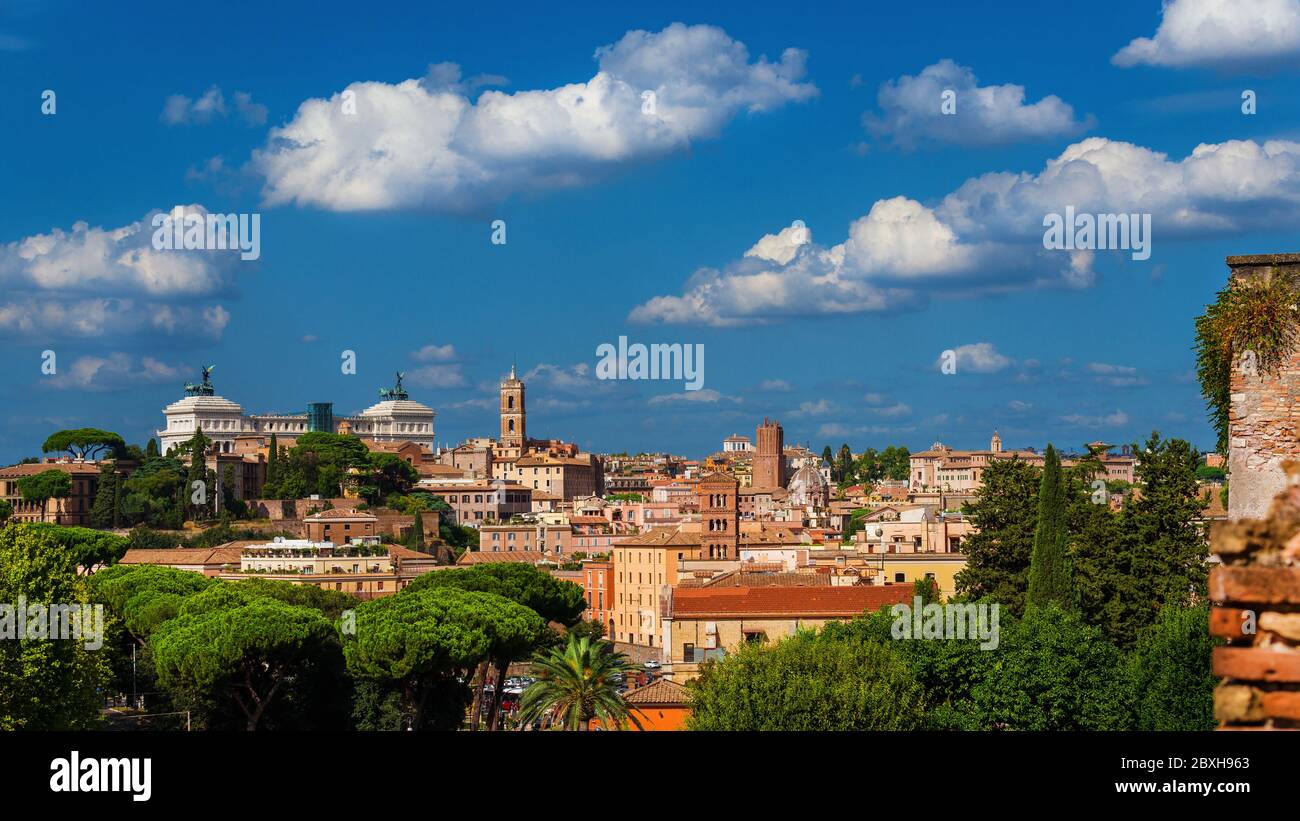 Blick auf das historische Zentrum Roms mit Kapitol von den Panoramaterrassen von Aventine Stockfoto