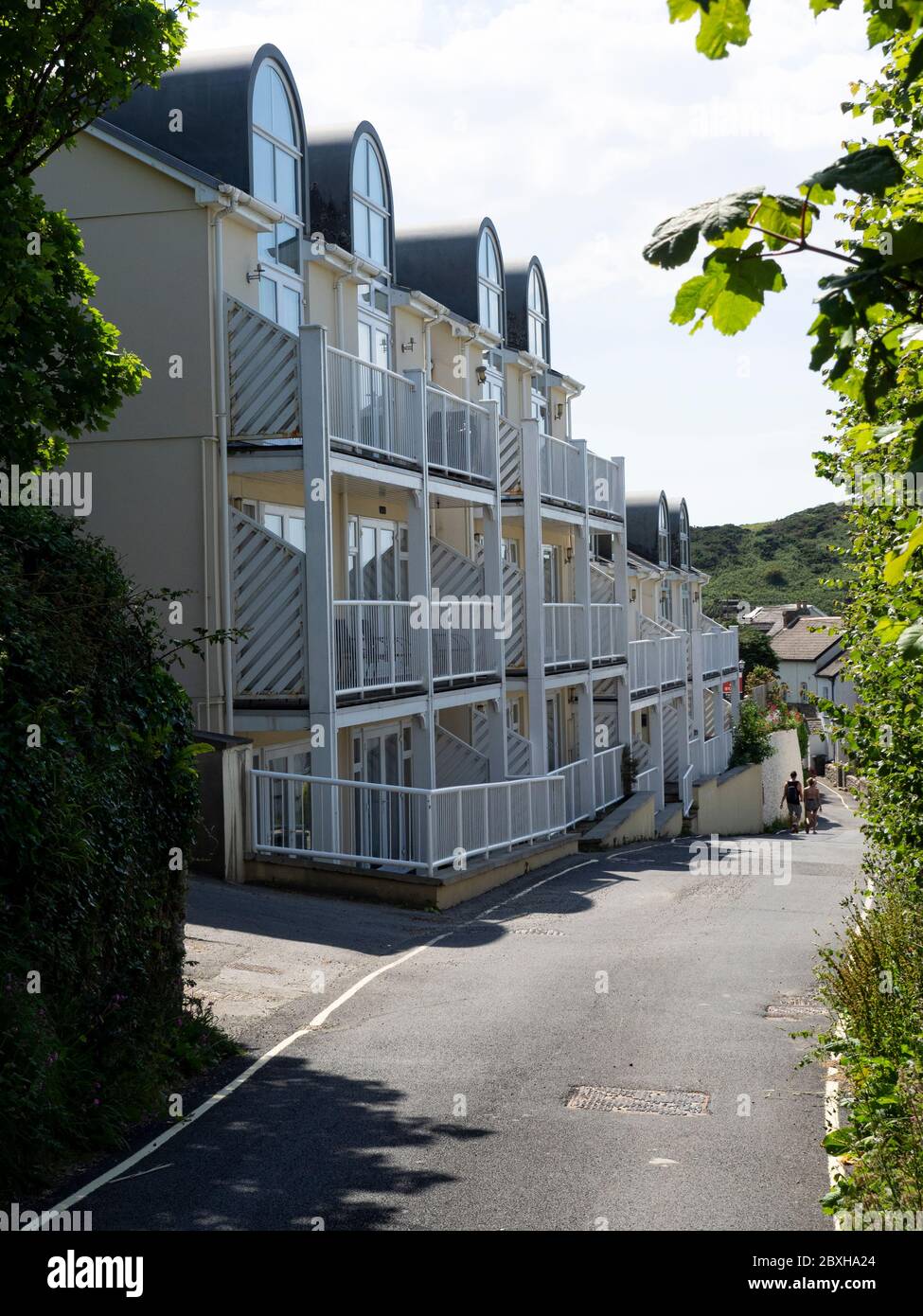 Apartments mit Balkon mit Blick auf das Meer in Mortehoe, North Devon, Großbritannien Stockfoto