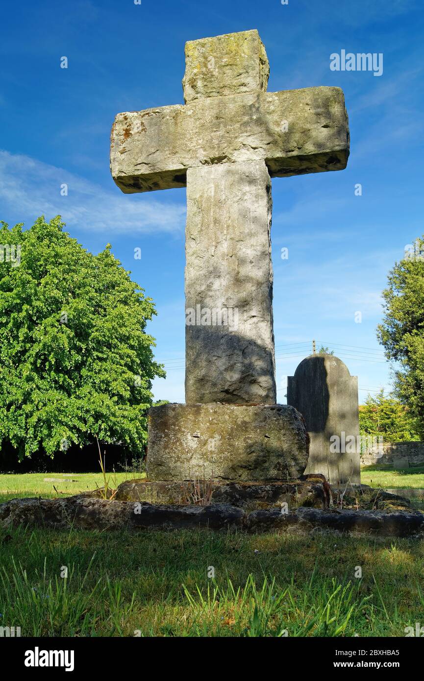 Großbritannien, South Yorkshire, Stainton, St. Winifreds Church Cross Stockfoto