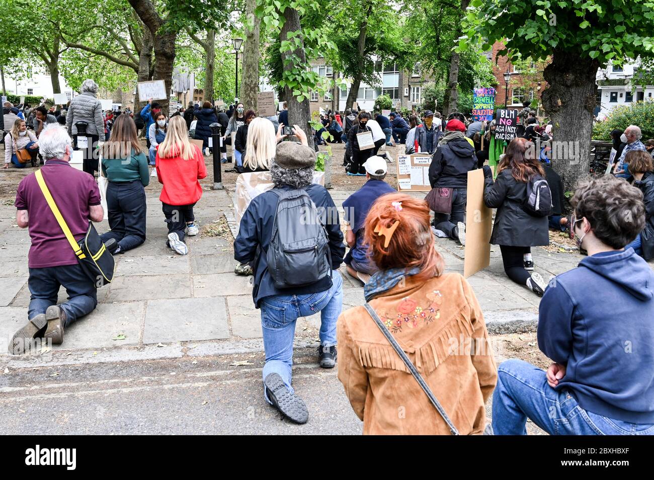 Eine Demonstration zur Unterstützung von "Black Lives Matter" mit Protestierenden gemischter Herkunft "die Knie gehen" als Zeichen des Respekts für den ermordeten George Floyd. Stockfoto