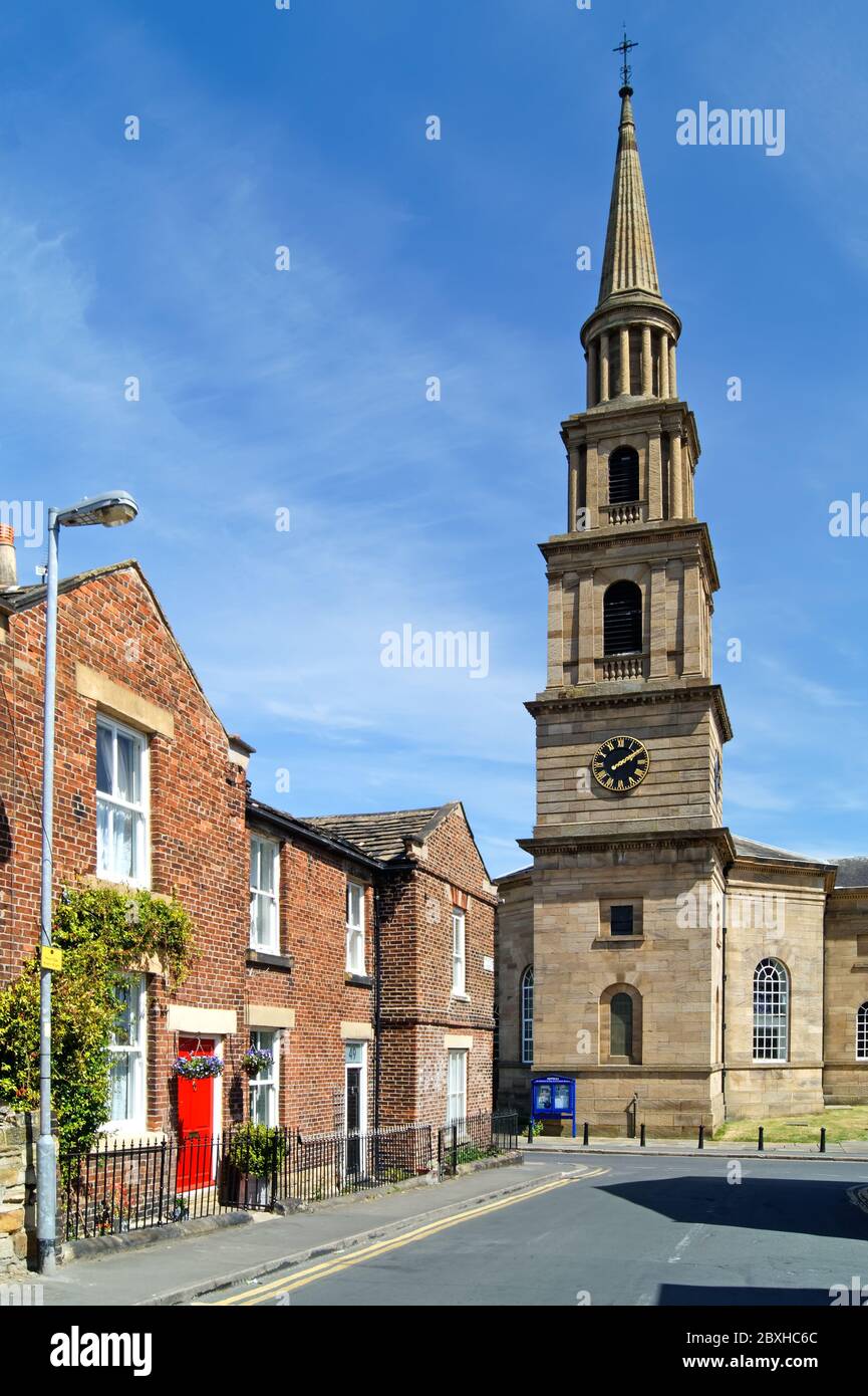 Großbritannien, West Yorkshire, Wakefield, Horbury, Tithe Barn Street Cottages & St. Peter und St. Leonards Kirche Stockfoto
