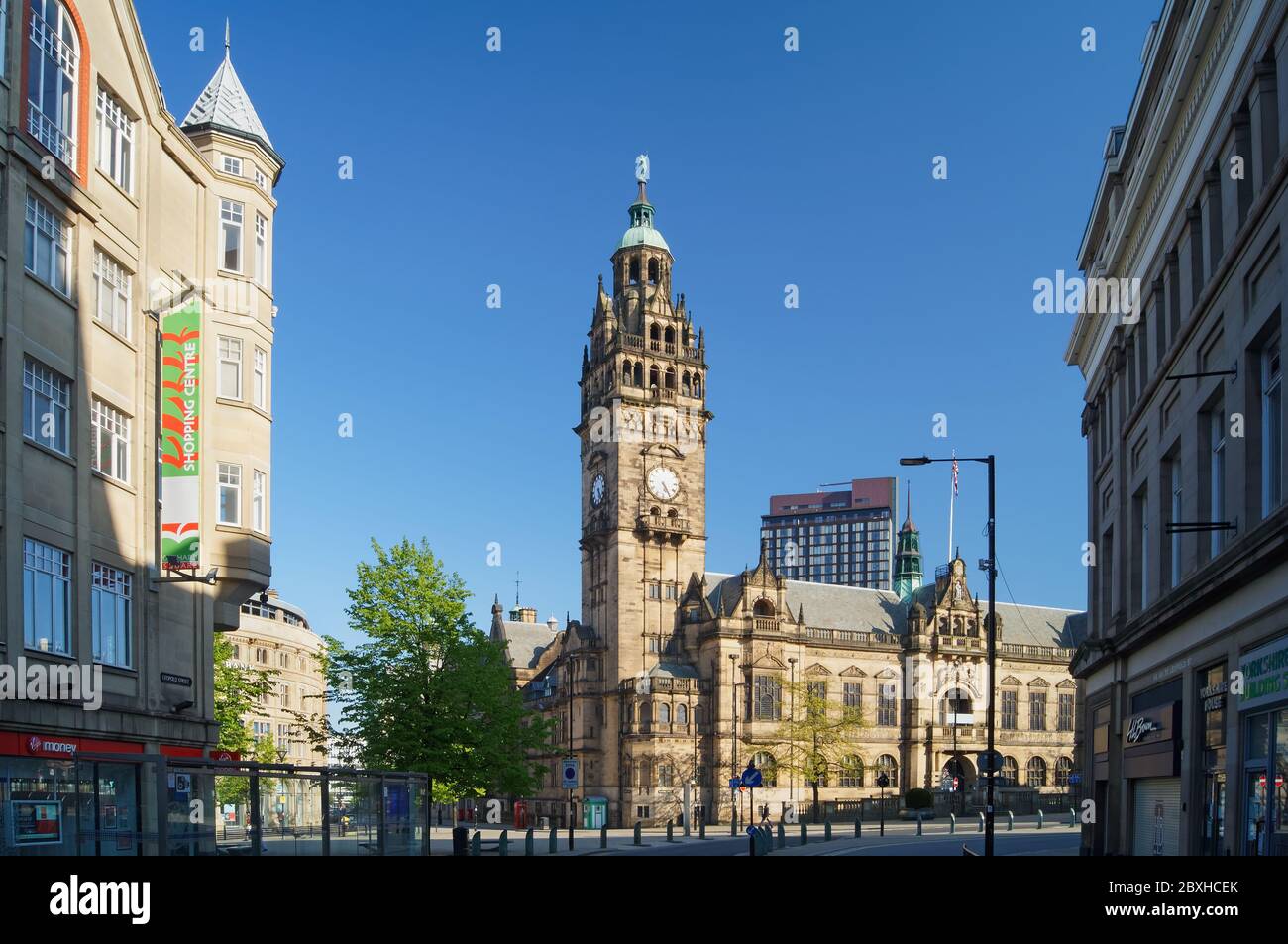 Großbritannien, South Yorkshire, Sheffield, Blick entlang der Leopold Street in Richtung Town Hall und St. Pauls Tower Stockfoto