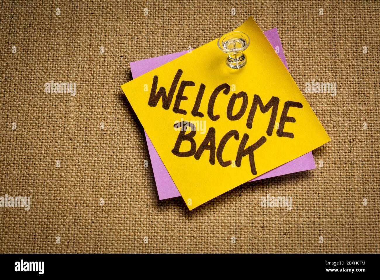 Willkommen zurück - Handschrift auf einem Haftnotiz, Geschäftswiedereröffnung Konzept Stockfoto