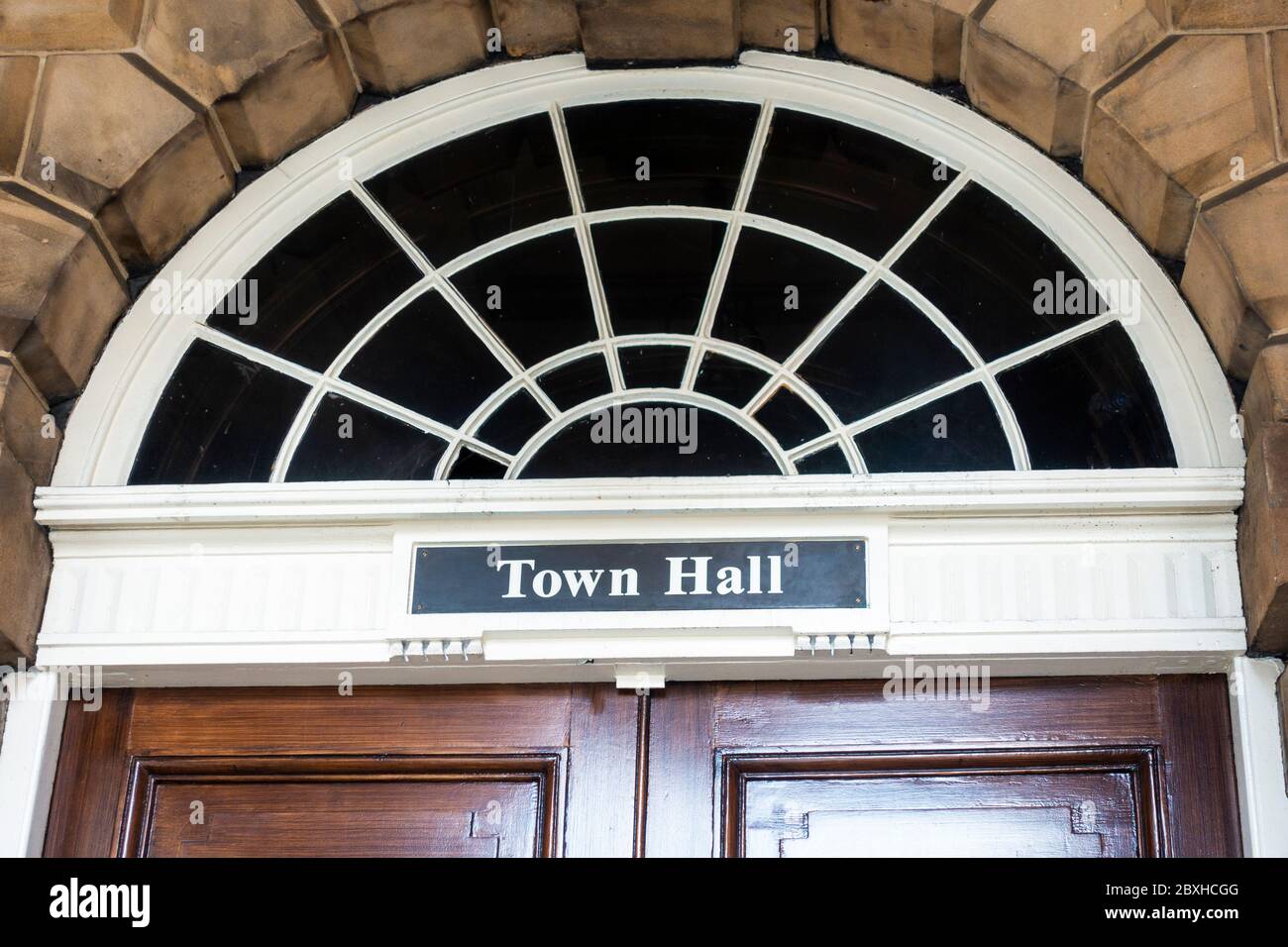 Name über dem Eingang zum Rathaus in Liverpool Stockfoto