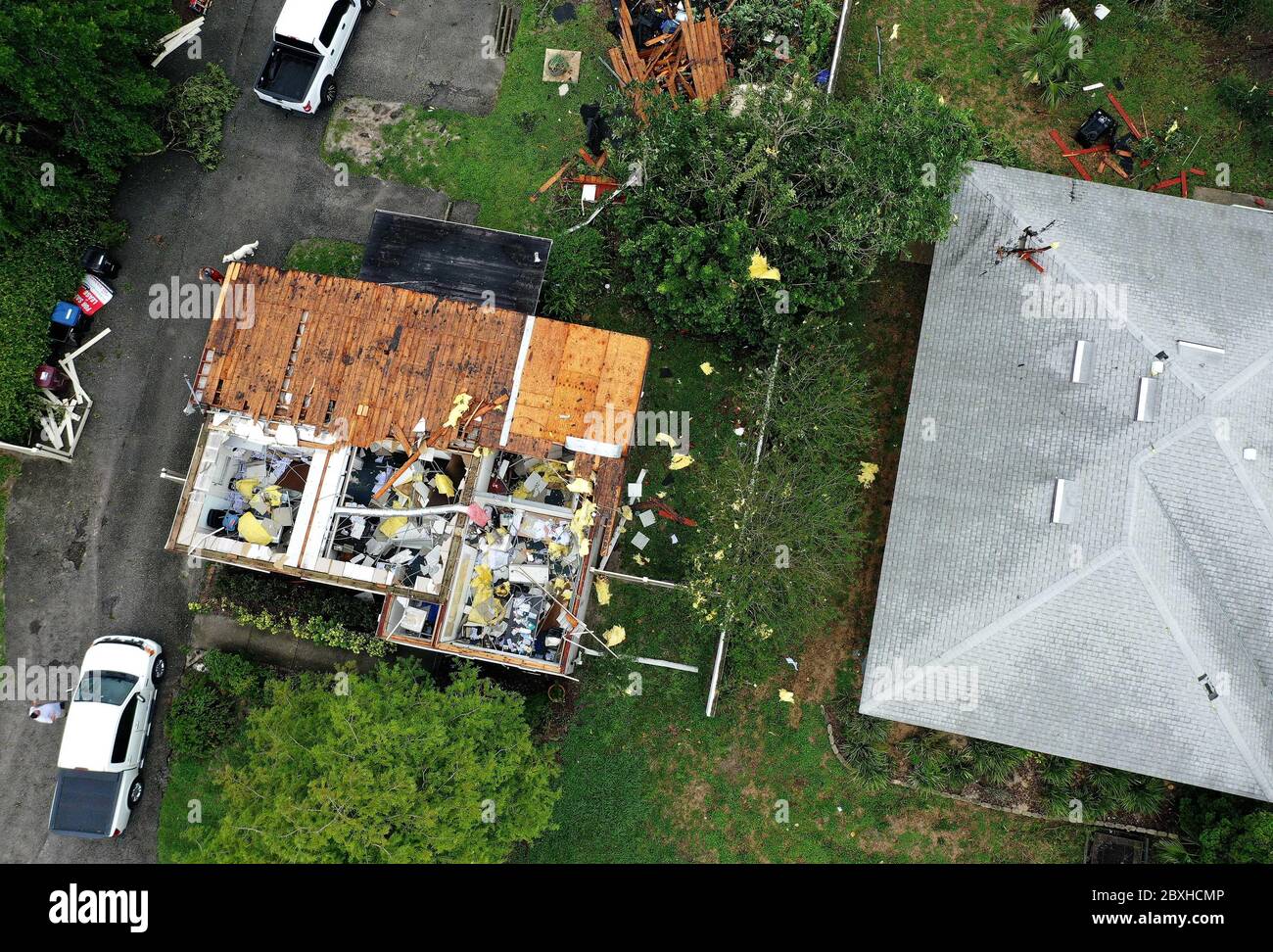 Orlando, Usa. Juni 2020. 7. Juni 2020 - Orlando, Florida, USA - eine Luftaufnahme eines Gebäudes, in dem ein Unternehmen untergebracht war, das sein Dach abgeblasen hatte, als ein Tornado, der vom tropischen Sturm Cristobal hervorgebracht wurde, am 6. Juni 2020 durch Orlando, Florida kam. Kredit: Paul Hennessy/Alamy Live News Stockfoto