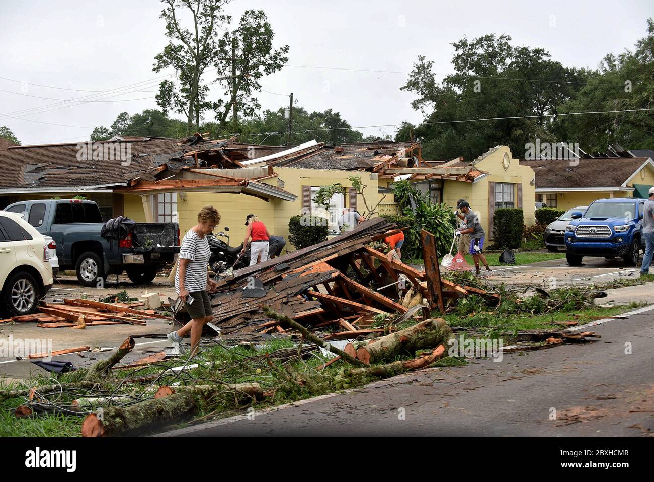 Orlando, Usa. Juni 2020. 7. Juni 2020 - Orlando, Florida, USA - Menschen räumen Trümmer von beschädigten Wohnungen auf, nachdem ein Tornado, der vom Tropensturm Cristobal am 6. Juni 2020 durch Orlando, Florida, geschwemmt wurde. Kredit: Paul Hennessy/Alamy Live News Stockfoto