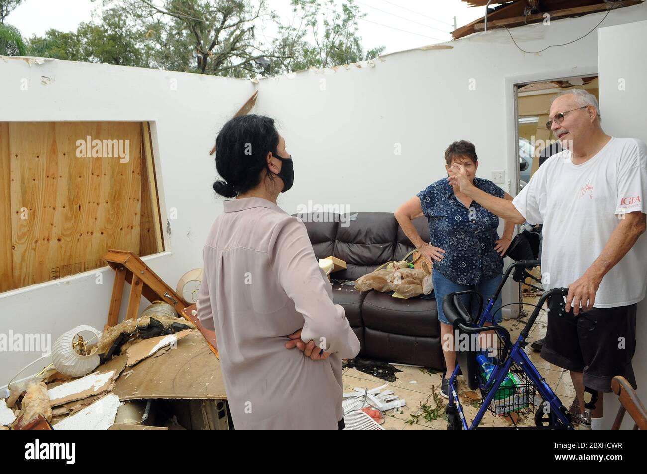 Orlando, Usa. Juni 2020. 7. Juni 2020 - Orlando, Florida, USA - David Richarde (rechts) spricht über seine Erfahrung, als ein Tornado, der vom tropischen Sturm Cristobal hervorgebracht wurde, seine Wohnung zerstörte, als sie am 6. Juni 2020 durch Orlando, Florida, ging. Kredit: Paul Hennessy/Alamy Live News Stockfoto