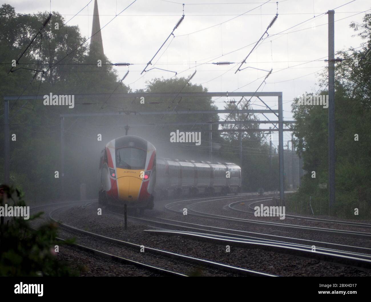 LNER Klasse 800 Azuma passiert Offord Cluny im Regen auf der East Coast Main Line, Cambridgeshire UK Stockfoto