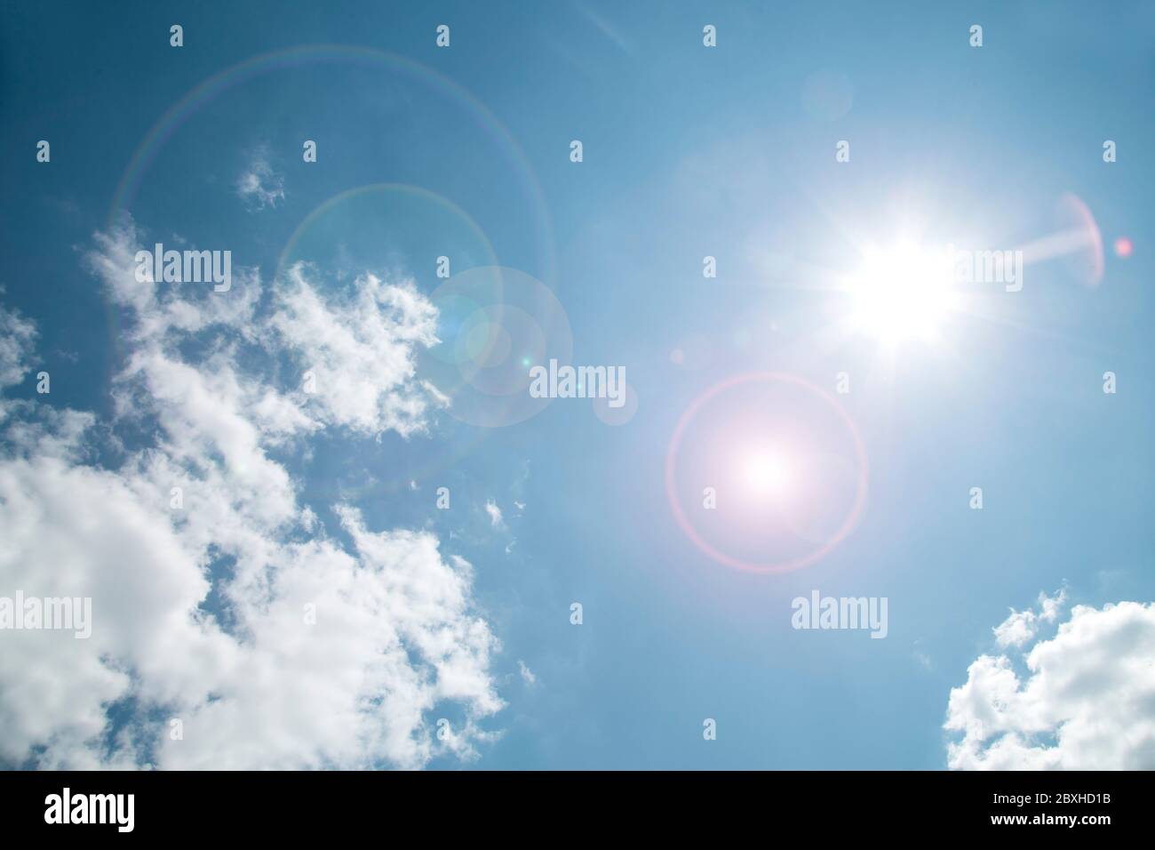 Blaue Himmeloberfläche mit Streulicht Stockfoto