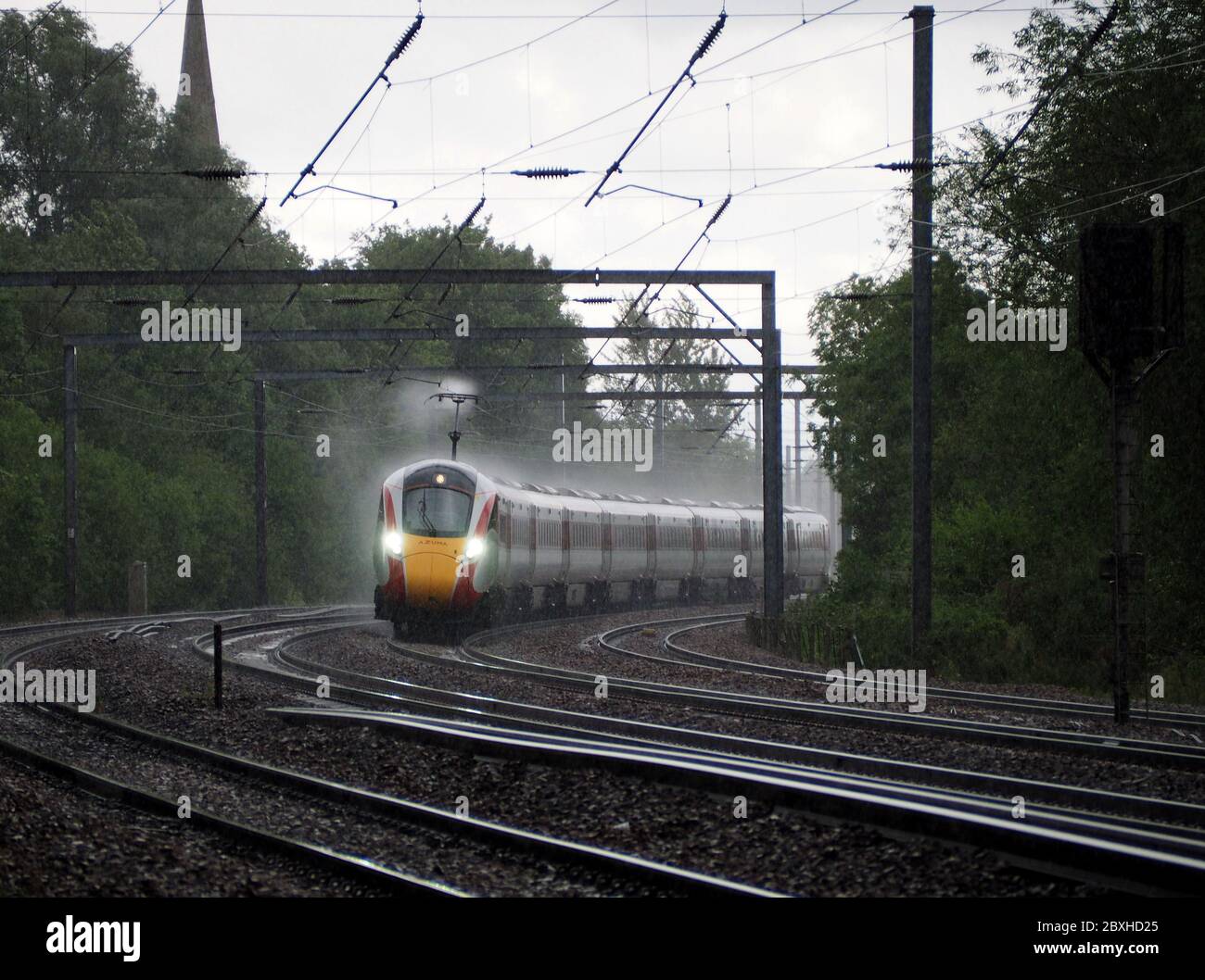 LNER Klasse 800 Azuma passiert Offord Cluny im Regen auf der East Coast Main Line, Cambridgeshire UK Stockfoto